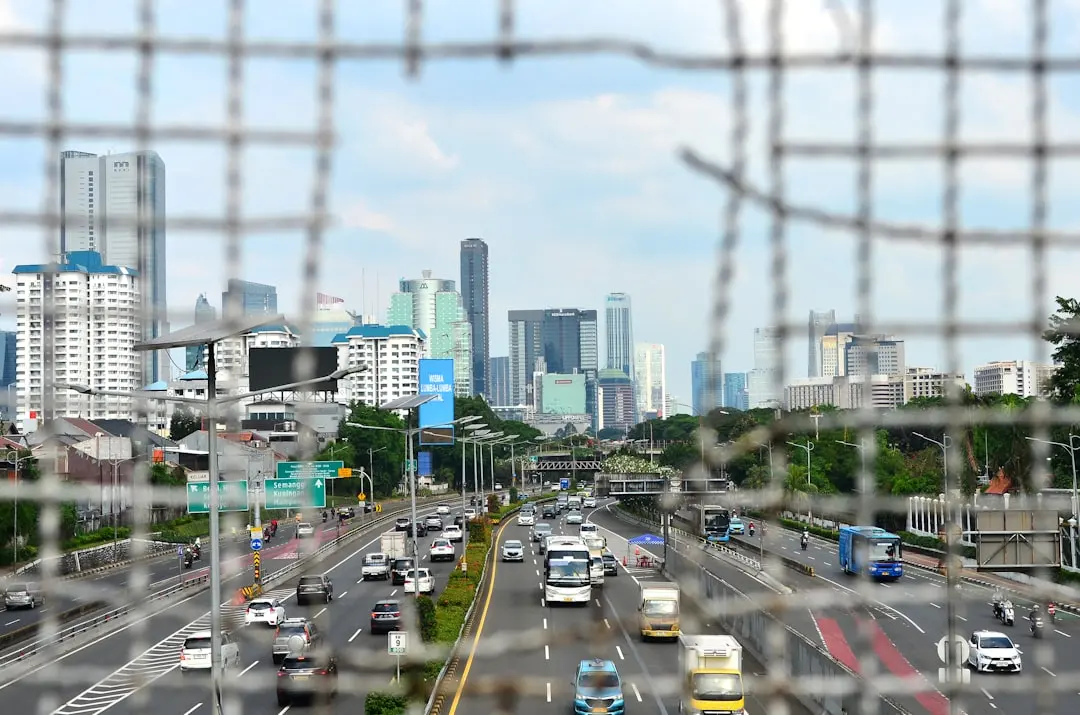 2025年建材装饰行业新规对五金交电供应链的影响分析